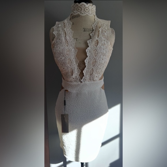 NWT Stunning Dreamy Elegant Lace Cream White Dress size M. - Picture 3 of 7